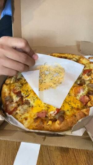 Makan domino’s pizza 