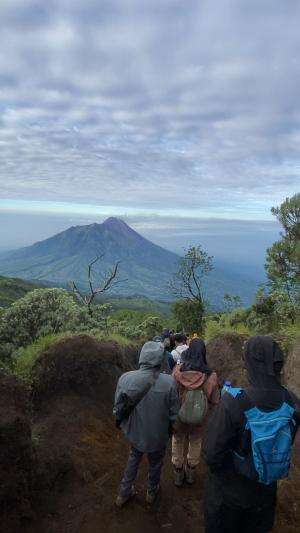 merbabu via gancik #Dibikin rindu sama merbabu.  #cantik bet dah Merapi kalo diliat dari Merbabu  #Selamat pagi Rabu, dapat salam dar merbab