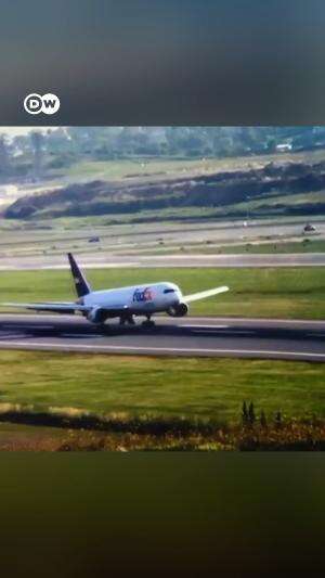 Perut pesawar mendarat di bandara Istanbul