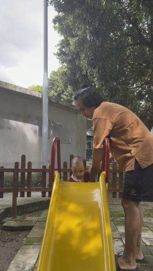 Lagi seneng2 nya main seluncuran dimanapun ada seluncuran pasti main haha