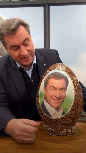 Soder dari Bavaria membagikan telur Paskah ‘mega’ dengan wajahnya