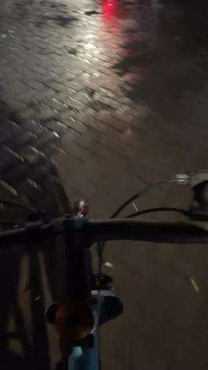 gowes kali ini ditembinoleh gerimis yg manja 