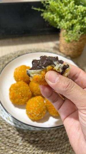 Bola-bola pisang coklat bisa jadi referensi nih buat yang bosen makan buah pisang langsung. Dibikin cemilan gini pasti nambah terus