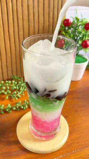 Pagi tadi baru sempet ke Pasar malah nemu cincau ,mumpung ada stok cendol dirumah gimana kalau kita coba mix & jadilah Es Cendol Cincau