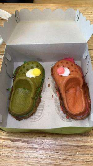 balikin sendal cross ke pabriknya gara-gara salah beli 