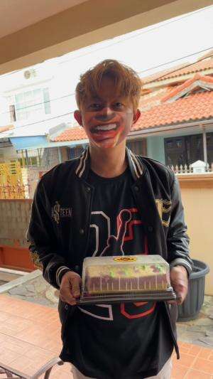 DIBAWAIN KUE DARI KOREA BARAT UJUNG-UJUNGNYA BEGINI