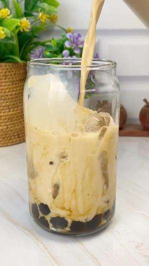 Buat sendiri dirumah Es Teh Susu Boba ini bener-bener bikin nagih loh