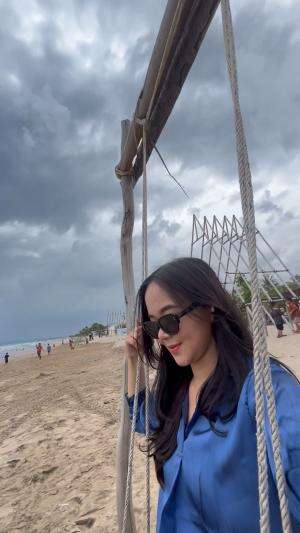 kerja sambil liburan di pantai Lampung