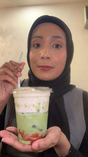 seger banget bisa berenang sambil minum matcha 