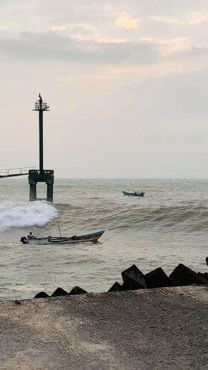 lagi badai tetap melaut #nelayan #badai #pangandaran #ombakbesar #bigwaves #fyp
