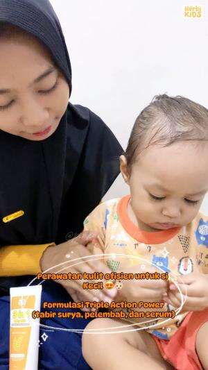 MOISTURIZER, SUNSCREEN, LOTION JADI SATU 😍✨

#herbikids #herbikids3in1 #skincareanak 