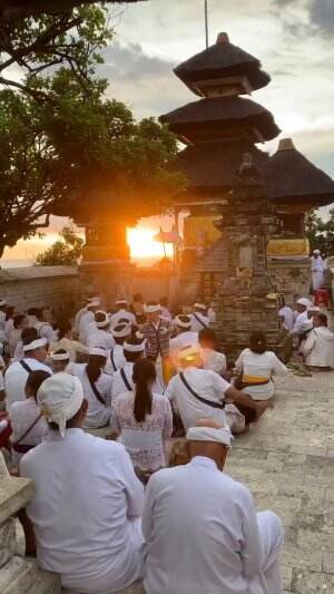 Suasana persembahyangan di pura luhur Uluwatu