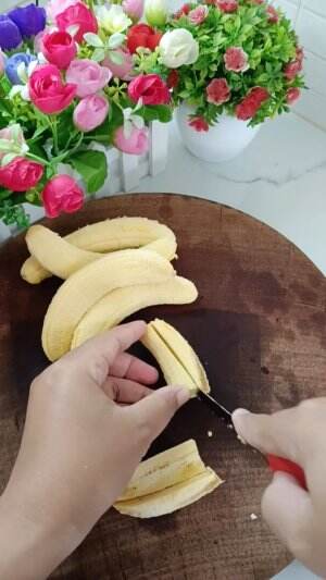 Nyocokin cuaca sama nyemil pisang coklat buatan sendiri, cobain deh lebih mantul
