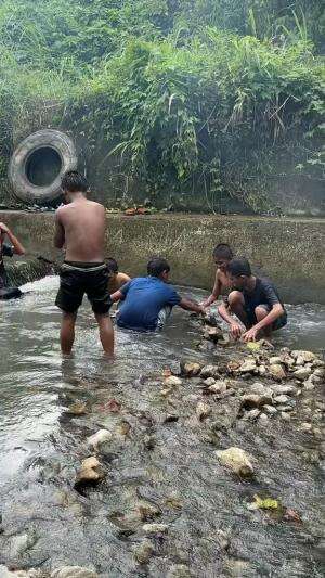 Guru dan Siswa Masak dan Makan Bareng di Sungai