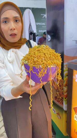 akhirnya bisa beli mie ambil sepuasnya sampe tumpeh-tumpeh