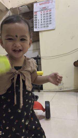 Habis mandi nunggu jam nya sarapan sambil main sepeda