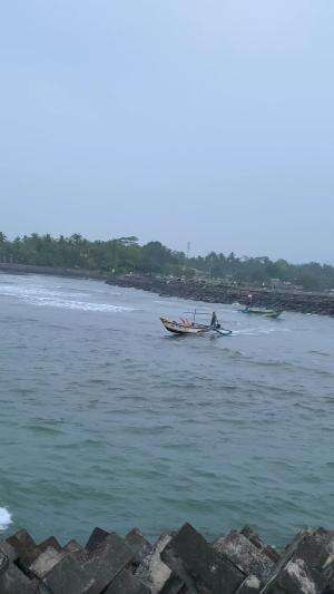 pagi hari melihat aktivitas para nelayan melewati muara cikidang