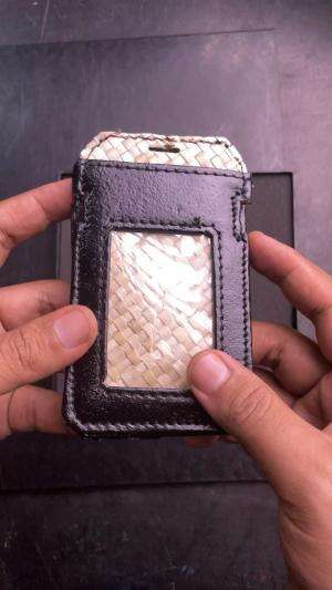 Kemarin ada mahasiswa desain datang ke Mustav & Co.,
Dia pengen custom produk.
Tapi tentu aja… kami nggak langsung okein.

Kami minta dia bu