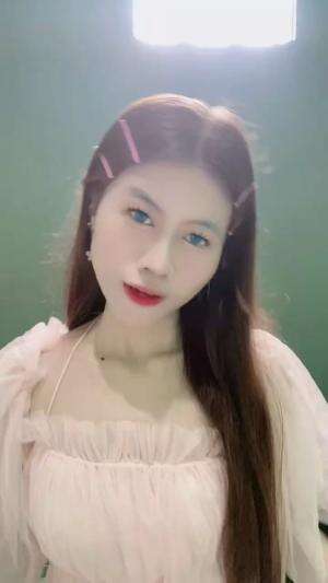 Nama : Windi Aulia  Nama Panggilan : Uwin Asal Kota: : Tasikmalaya Hobi :Menyanyi & Menari Dance Motivasi Ikut KDI : Ingin mewujudkan cita c