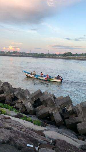 nelayan indonesia berangkat pagi untuk mencari ikan ? 
