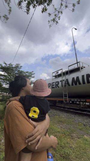 Keretanya deket bangeet ya kak hehe