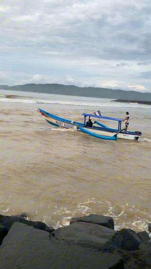 air muara berwarna coklat karena semalam habis hujan