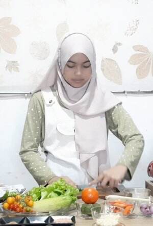 Ayam crispy sambal matah dengan nasi daun jeruk . Vadiyah Naura Azmi , 12 th , Malang  