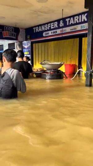 Definisi kiamat masih buka stengah hari #banjir 