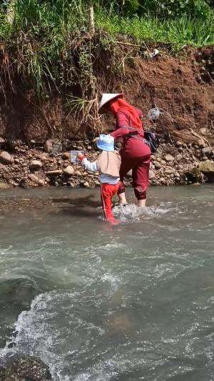 Basah-basahan mau cari ikan sungai