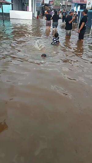 MUSIM BANJIR 
 #nibanjirkemaren
 #seruadakolamgratis
 #ramejuga
