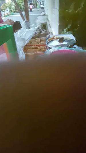 jalan asofa Raya tukang kuenya Bu eda buka dagangnya 4 bulan puasa doang ayo ibu-ibu siapa yang mau beli kue martabak pastel semuanya ada lo