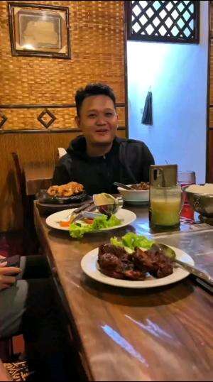 Kuliner Bareng Keluarga✨️ | Lesehan hot Plate Kota Batu? | Recomended‼️ #RCTIPlus #creatorrctiplus #kuliner #makan #food #kotabatu 