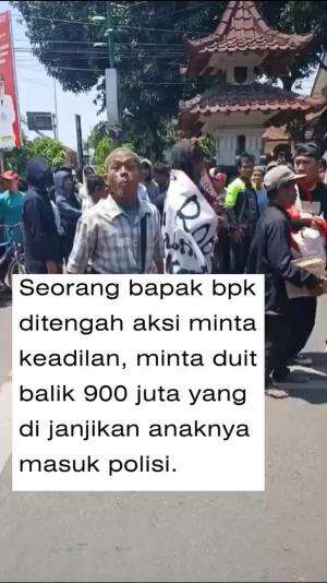 Seorang Bapak-Bapak saat ditengah aksi demo meminta keadilan, agar uang yang di janjikan sekitar 900 juta di kembalikan saat anaknya mau mas