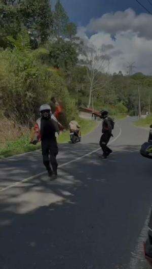 Kalau ngantuk ya jogetin aja #ngantuk #anakmotor #touring #tarutung #tapanuliutara #ontahood #ontahoodmotoadventure #riding #ride #motoran #