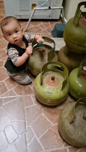 Noora lagi mengamankan gas melon biar nggak habis 🤣🤣🤣  #singasong  #masyaallahtabarakallah  #NooraKhadijahAlKhered  #bermain  #ketawa 