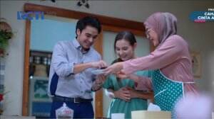 Cahaya Cinta Azzura Eps. 17 - Mas Pusaka Cemburu Melihat Kedekatan Azzura