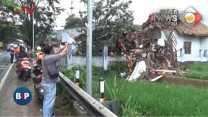 Truk Tabrak Rumah Makan