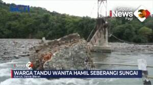 Wanita Hamil Ditandu Seberangi Sungai