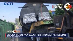 Truk Pembawa Tanki Raksasa Tersangkut Di JPO