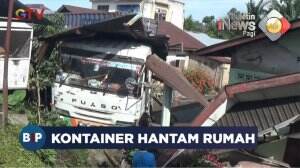 Truk Kontainer Hantam Rumah