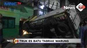 Truk Es Batu Menabrak Warung Makan