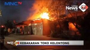 Sebuah Toko Kelontong Terbakar