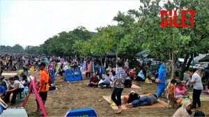 Viral! Wisata Pantai Pangandaran Penuh Sesak