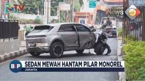 Sedan Tabrak Tiang Monorel
