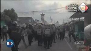Polisi Bentrok Dengan Warga Mataram