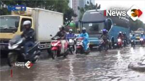 Ratusan Kendaraan Terjebak Macet Akibat Banjir Di Cilandak