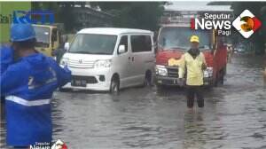 Banjir Di Jatinegara, Para Pemotor Dorong Motor