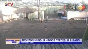 Tronton Masuk Jurang