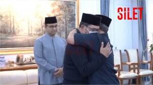Tangis Ridwan Kamil Pecah Saat Menerima Kunjungan Sesama Pejabat