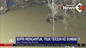 Truk Terjun Ke Dalam Sungai